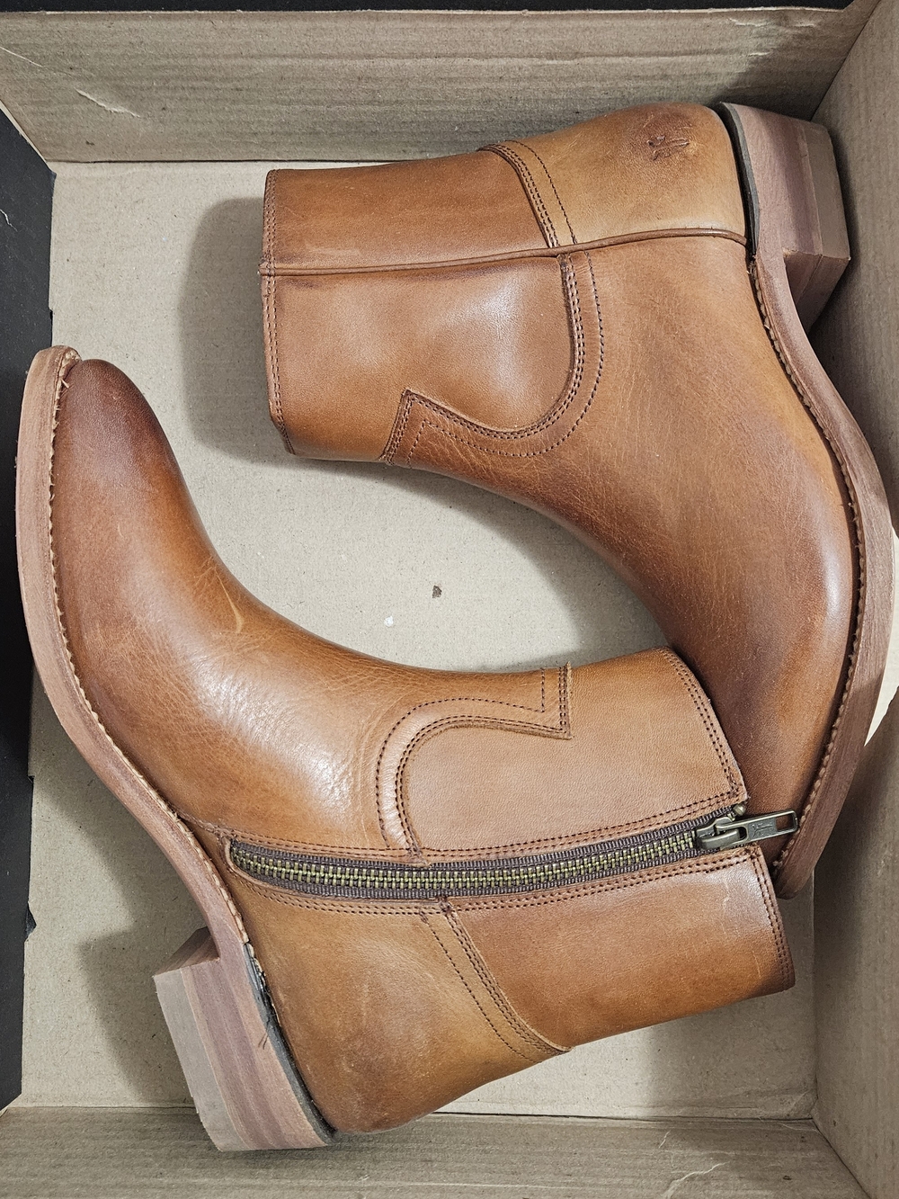 NIB FRYE Womens Billy Inside Zip Ankle Boots - Caramel Size 8M - Picture 2 of 13